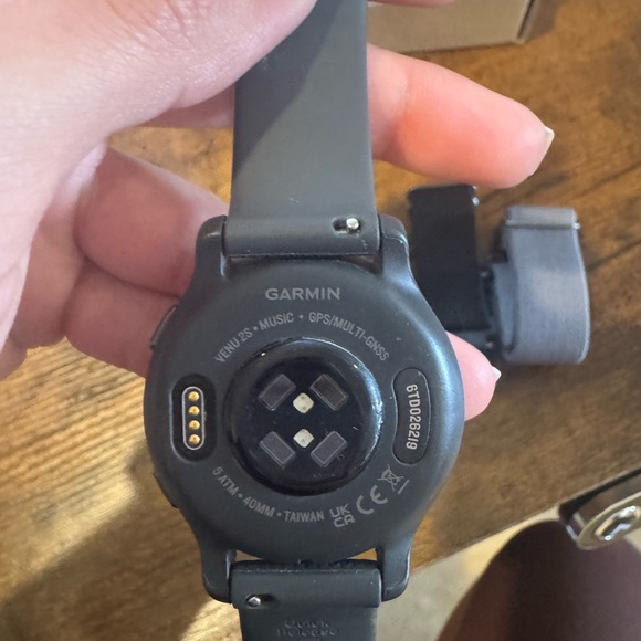 Garmin V2 black watch with 3 straps & charger - Picture 3 of 4